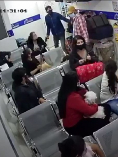 Imágenes del momento en que dos ladrones roban a clientas y médicas de una clínica veterinaria de Bogotá
