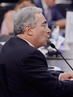 Caso Álvaro Uribe jueza suspendió audiencia mientras se decide sobre víctimas. Foro Concordia, Miami, 2016.