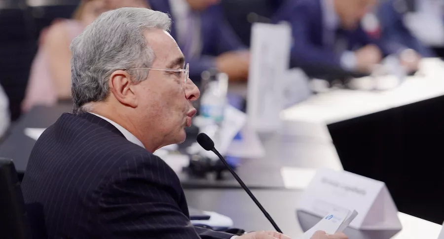 Caso Álvaro Uribe jueza suspendió audiencia mientras se decide sobre víctimas. Foro Concordia, Miami, 2016.