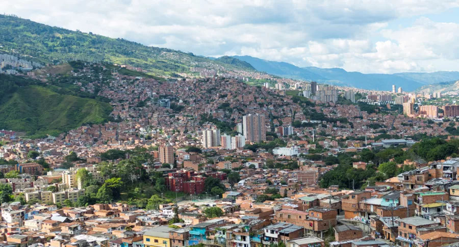 Foto de Medellín ilustra nota sobre pico y cédula y más restricciones