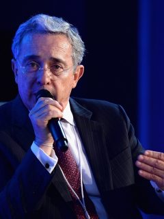 Álvaro Uribe en la Cumbre Concordia 2014 ilustra nota sobre se declaración en caso de soborno a testigos donde dijo que no ha mentido y defendió a sus abogados Diego Cadena y Jaime Lombana.