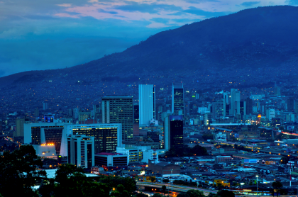 Foto de Medellín ilustra nota sobre pico y cédula y más medidas 