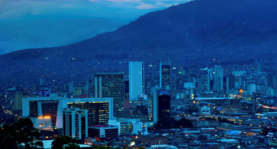 Foto de Medellín ilustra nota sobre pico y cédula y más medidas 