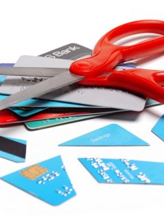 Denuncia de una mujer que quiso entregar una tarjeta de crédito en Bogotá.