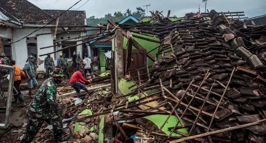 Terremoto de 6,0 grados de magnitud sacudió este sábado a la isla de Java en Indonesia y dejó al menos 7 muertos. 