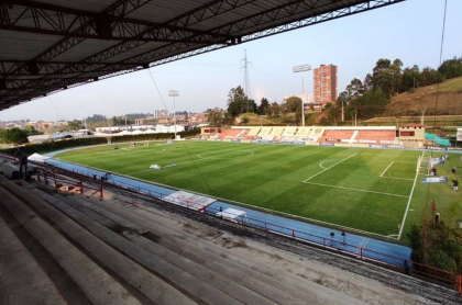 Pancarta de Águilas Doradas que no mostró Win Sports. Imagen de referencia de estadio de Rionegro.