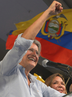 El presidente electo de Ecuador, Guillermo Lasso, celebra su victoria tras conocer los resultados preliminares de la segunda vuelta electoral en el Centro de Convenciones de Guayaquil, Ecuador, el 11 de abril de 2021. Montaje con fotos de archivo del presidente de Colombia, Iván Duque (recuadro superior), y del expresidente de Colombia, Álvaro Uribe, quienes felicitaron a Lasso por su elección como presidente.