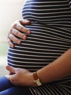 Mujer embarazad ilustra nota sobre mamás a las que les hicieron césareas artesanales para robarles los bebés