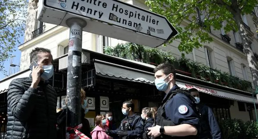 Policías frente al hospital Henry Dunant, de París.