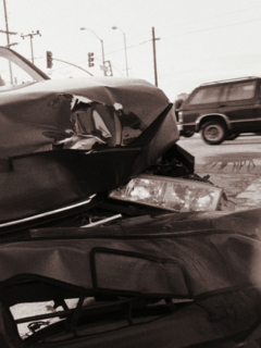 Estatua de Harry Potter y carro accidentado, ilustra nota de Mujer en EEUU que atropelló a peatones y cuando la arrestaron dijo ser Harry Potter