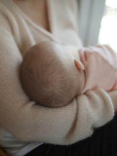 Mujer lactando da de comer a su hijo, ilustra nota sobre Madres lactantes vacunadas con Pfizer transmiten anticuerpos a sus hijos
