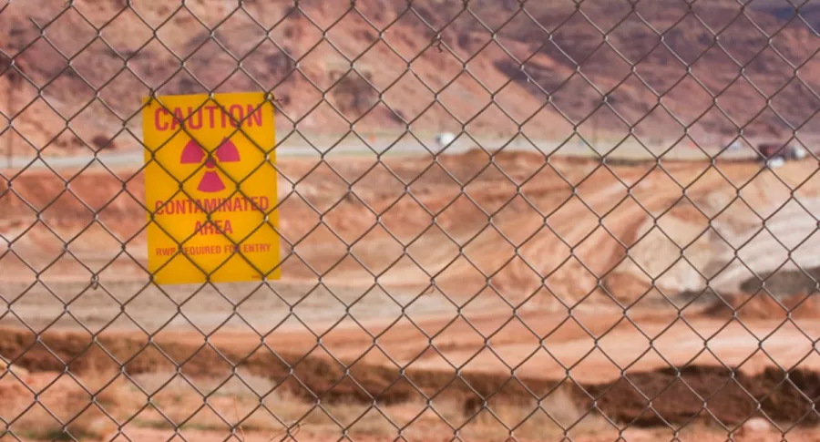 Aviso de peligro por material radioactivo, ilustra nota de México emite alerta en 9 estados por el robo de una fuente radiactiva