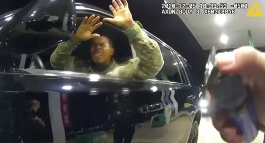 Captura de pantalla de video de teniente negro en EEUU que denuncia que policías le rociaron gas pimienta en la cara