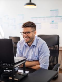Foto de hombre en su computador ilustra nota sobre ofertas de empleo en Bancolombia
