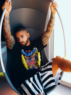 Maluma luce uno de los modelos de su colección "Maluma X Balmain".