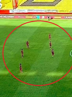 Partido entre Barcelona y Aucas de Ecuador de 11 jugadores en una equipo contra 7 en el otro