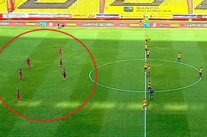 Partido entre Barcelona y Aucas de Ecuador de 11 jugadores en una equipo contra 7 en el otro