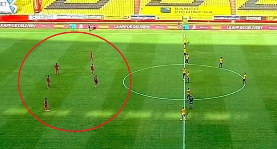 Partido entre Barcelona y Aucas de Ecuador de 11 jugadores en una equipo contra 7 en el otro