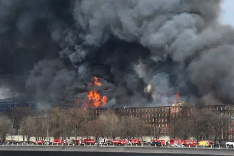 Todavía se desconoce en qué circunstancias se originó el fuego, que afectó a más de 10.000 metros cuadrados de la "Fábrica Nevski" / AFP.

