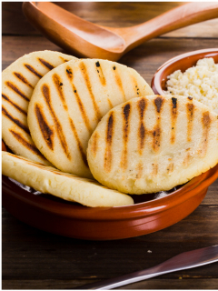 Fotomontaje de arepas colombianas y venezolanas, a propósido de en dónde nació la arepa