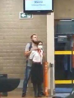 Captura de pantalla de video de hombre que tomó a azafata como rehén y amenazó con explotar bomba, en Brasil