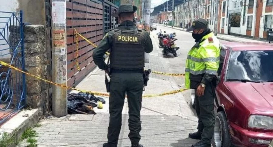Captura de pantalla de policías que llegaron al lugar donde un hombre amarró a un pitbull a un poste y lo mató a golpes con palo, en Bogotá