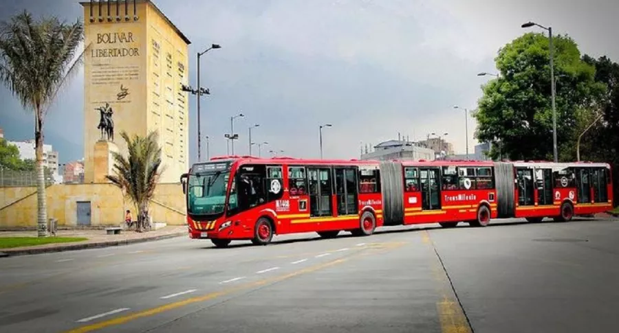 Bus de Transmilenio, que ilustra información de ajustes en el sistema durante la cuarentena en Bogotá
