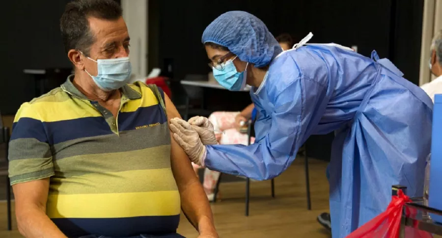 Este 13 de abril comenzaron a programarse las vacunas de los mayores de 65 años en Colombia.