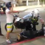 [Video] Hombre golpeó con su casco a agente de tránsito que le inmovilizó la moto