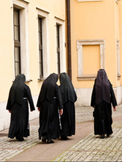 Monjas de espalda, ilustran nota de Aplazan juicio contra monjas que callaron abusos sexuales contra niños sordos