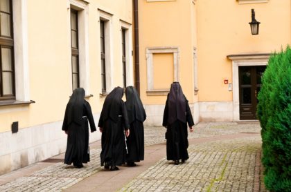 Monjas de espalda, ilustran nota de Aplazan juicio contra monjas que callaron abusos sexuales contra niños sordos