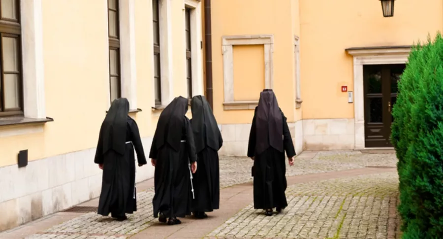 Monjas de espalda, ilustran nota de Aplazan juicio contra monjas que callaron abusos sexuales contra niños sordos