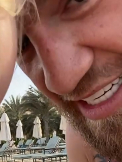 Conor McGregor le dice a su hijo cómo pegarle a otro niño.