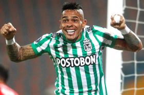 Atlético Nacional clasifica en Copa Libertadores tras golear a Libertad de Paraguay. Imagen de Jonatan Álvez, autor del tercer gol verde.