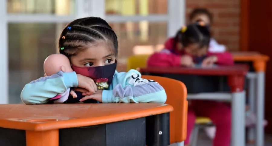 Una niña regresa a clases presenciales en Bogotá, durante la pandemia de COVID-19.