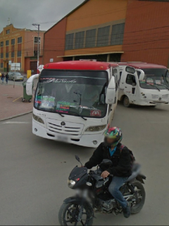 Foto de notos, buses y personas en parque principal de Soacha, a propósito que la Alcaldía decretó toque de queda nocturno y prohibió parrillero en moto.