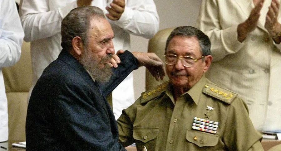 En el año 2003, en La Habana, Raúl Castro, entonces primer vicepresidente de Cuba y ministro de las Fuerzas Armadas cubanas, trata de levantar los brazos de su hermano Fidel Castro (Izq.), elegido presidente del Consejo de Estado y del Consejo de Ministros de Cuba por unanimidad del Parlamento.