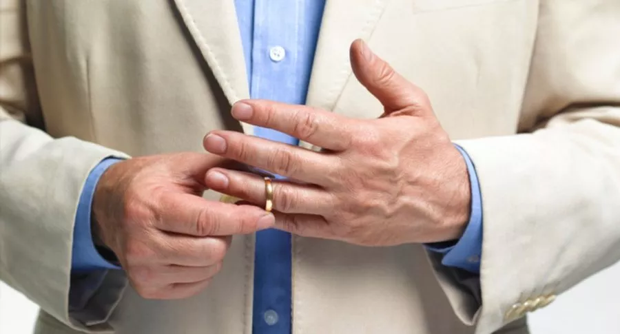 Hombre con anillo de matrimonio, ilustra nota de Hombre quiere cambiar leyes para poder casarse con su propio hijo adulto