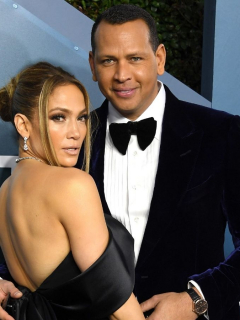 Jennifer Lopez y Alex Rodríguez en los Screen Actors Guild Awards, a propósito del anillo de compromiso