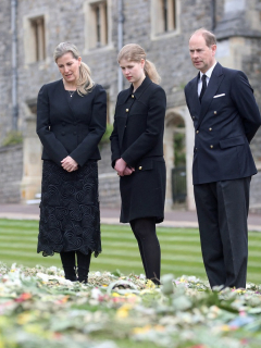 El príncipe Eduardo de Gran Bretaña, conde de Wessex; la británica Sophie, condesa de Wessex, y su hija, la británica Lady Louise Windsor, ven flores fuera de la Capilla de San Jorge, en el Castillo de Windsor, oeste de Londres, el 16 de abril de 2021, en medio de los preparativos para los funerales del príncipe Felipe de Gran Bretaña, duque de Edimburgo.