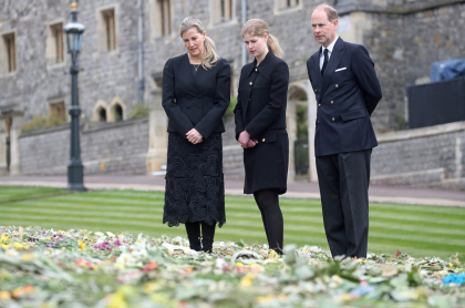 El príncipe Eduardo de Gran Bretaña, conde de Wessex; la británica Sophie, condesa de Wessex, y su hija, la británica Lady Louise Windsor, ven flores fuera de la Capilla de San Jorge, en el Castillo de Windsor, oeste de Londres, el 16 de abril de 2021, en medio de los preparativos para los funerales del príncipe Felipe de Gran Bretaña, duque de Edimburgo.