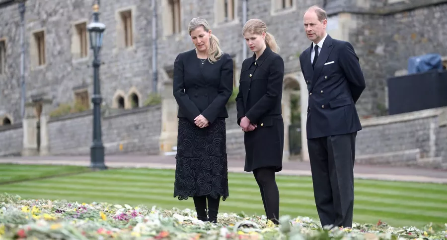 El príncipe Eduardo de Gran Bretaña, conde de Wessex; la británica Sophie, condesa de Wessex, y su hija, la británica Lady Louise Windsor, ven flores fuera de la Capilla de San Jorge, en el Castillo de Windsor, oeste de Londres, el 16 de abril de 2021, en medio de los preparativos para los funerales del príncipe Felipe de Gran Bretaña, duque de Edimburgo.