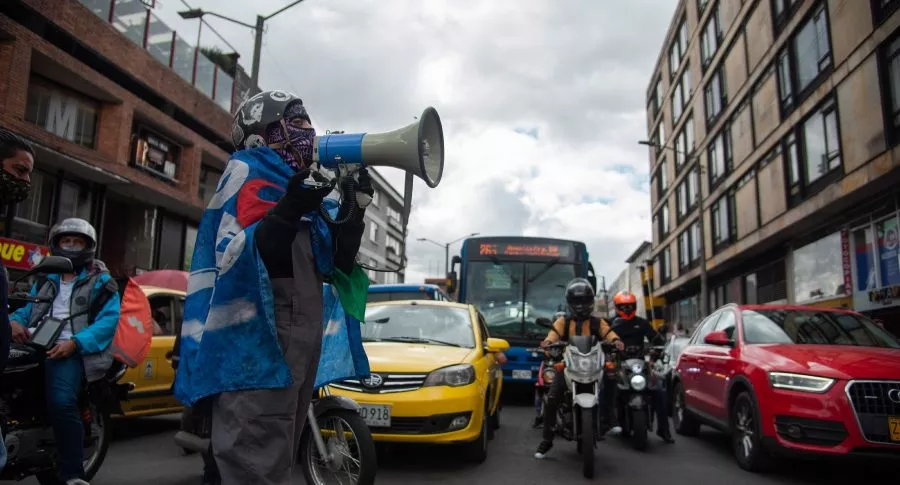 Protestas en Bogotá hoy de comerciantes que cierran vías y Transmilenio.
