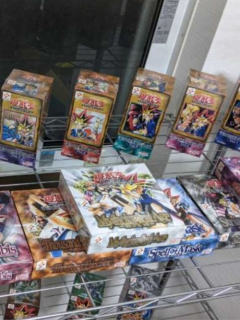 Cajas de cartas de Yu-Gi-Oh!, ilustran nota de Mujer recibe millonada por cartas de Yu-Gi-Oh! de su esposo que le fue infiel