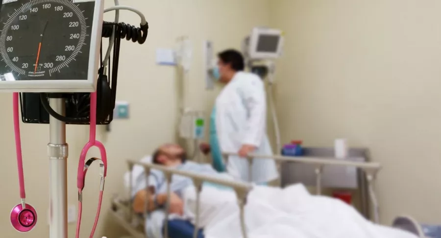 Imagen de una persona hospitalizada, que ilustra el aumento de contagios que preocupa al minsalud