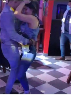 Imagen de la pareja captada bailando durante intervención a fiesta clandestina, en Chapinero (Bogotá)