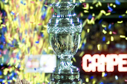 Colombia haría la Copa América complete en caso de que Argentina desista. Imagen del trofeo de la competición.