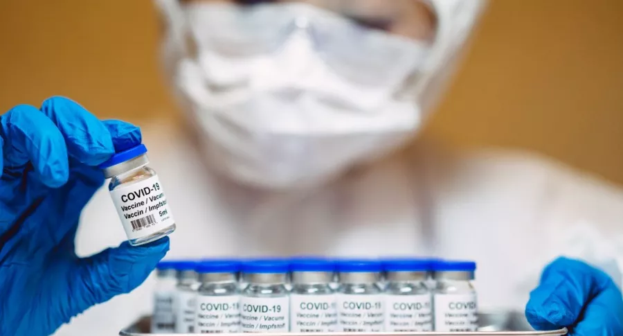 Imagen de vacunas contra el coronavirus, que ilustra información sobre pérdida de 693 por error en cadena de frío
