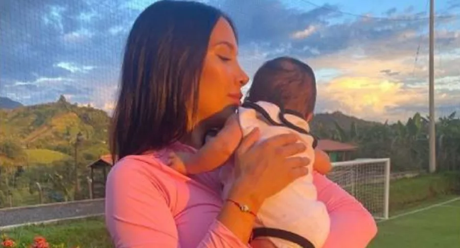 Luisa Fernanda W, con su hijo máximo, que respondió a críticas por juego con su bebé 