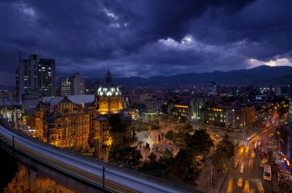 Foto de Medellín ilustra nota sobre pico y cédula, y más medidas en Medellín